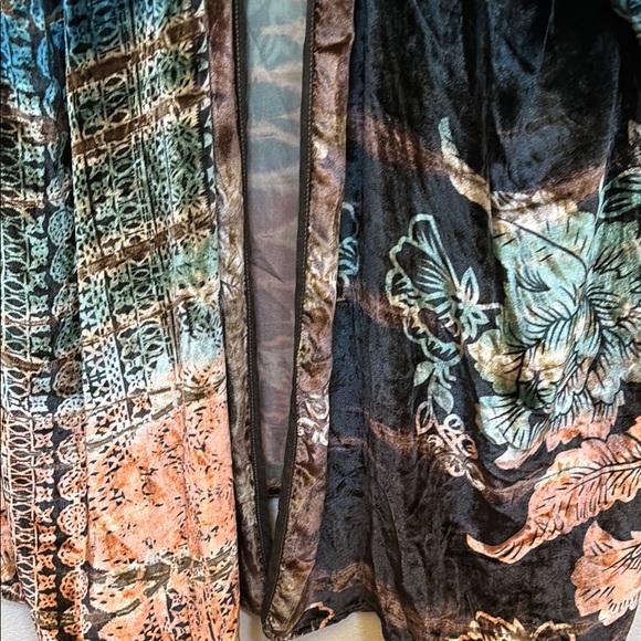 Citron Multicolor Velvet Kimono Robe - Picture 9 of 14